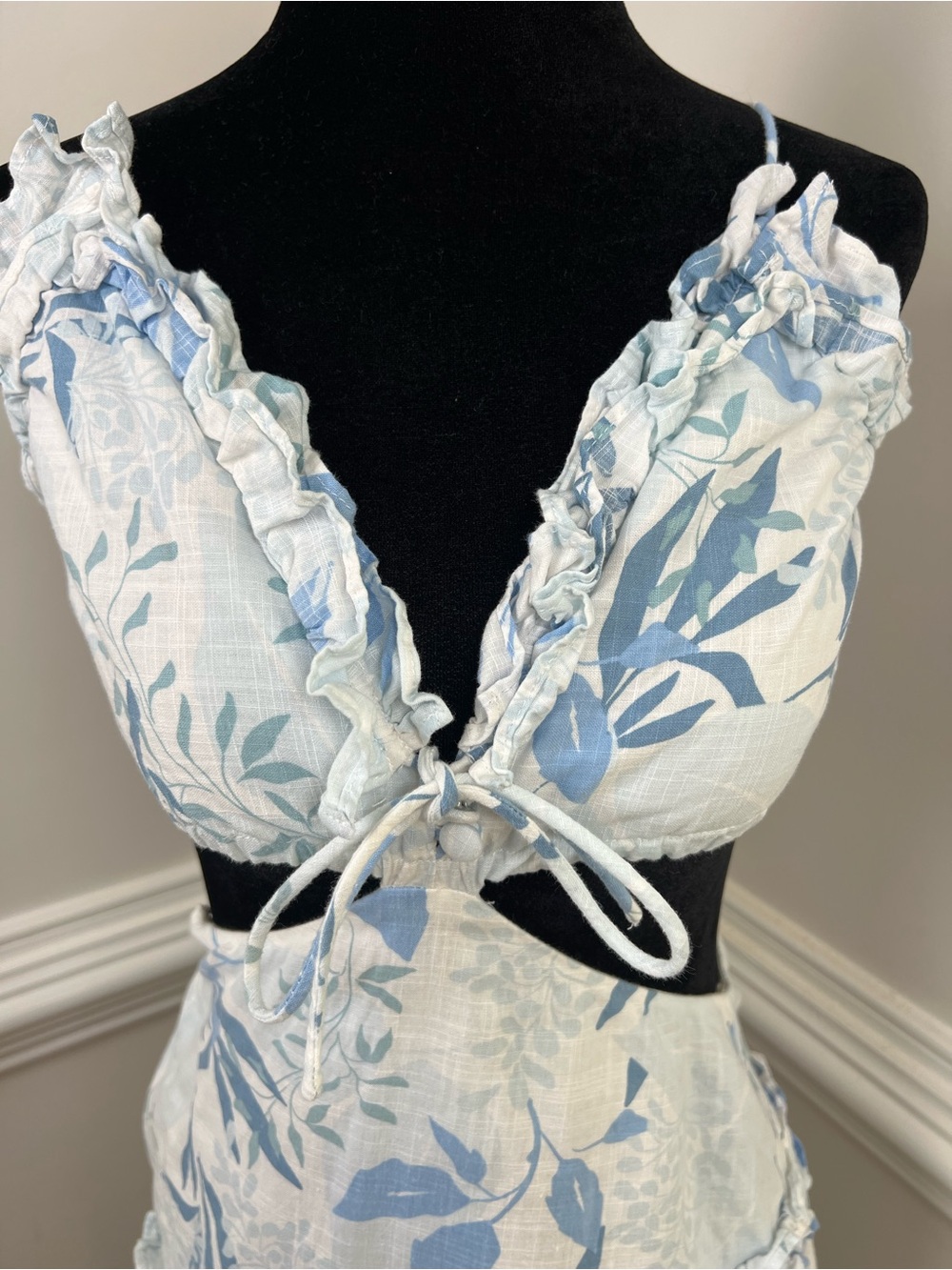 SABO SKIRT Jaida Blue Floral Midi Dress with Cutout Ruffle - 100% Cotton - Picture 7 of 12